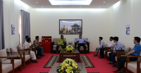 CÔNG TY CP ĐIỆN VIỆT LÀO/CÔNG TY TNHH ĐIỆN XEKAMAN1 HỌP VỚI CHỦ TỊCH TỈNH ATTAPEU, TRƯỞNG BAN DI DÂN TÁI ĐỊNH CƯ VỀ CÔNG TÁC MÔI TRƯỜNG XÃ HỘI CỦA DỰ ÁN THỦY ĐIỆN XEKAMAN1 